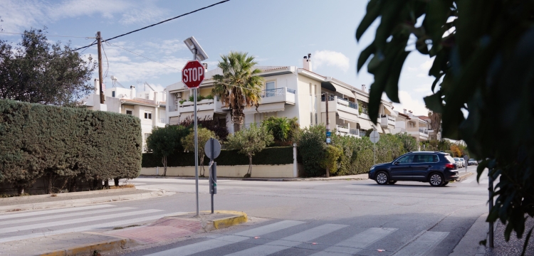 Νέα παλλόμενα ηλιακά STOP και ανακλαστήρες οδοστρώματος σε επικίνδυνες διασταυρώσεις των Βριλησσίων