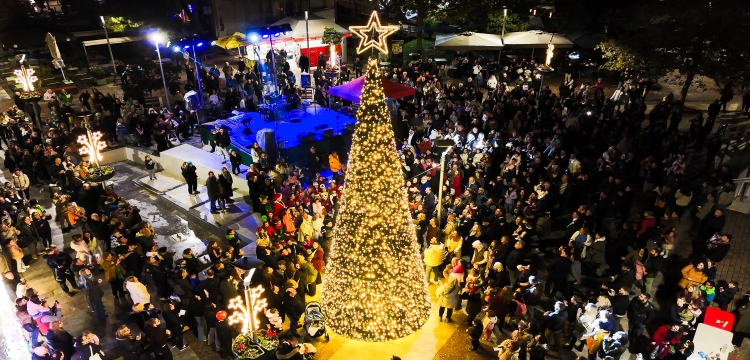Φωταγωγήθηκε το Χριστουγεννιάτικο Δέντρο των Βριλησσίων