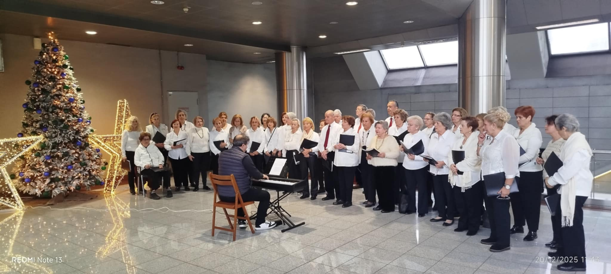 Γιορτινή στάση με τη Χορωδία Liberta στον σταθμό Δουκ. Πλακεντίας