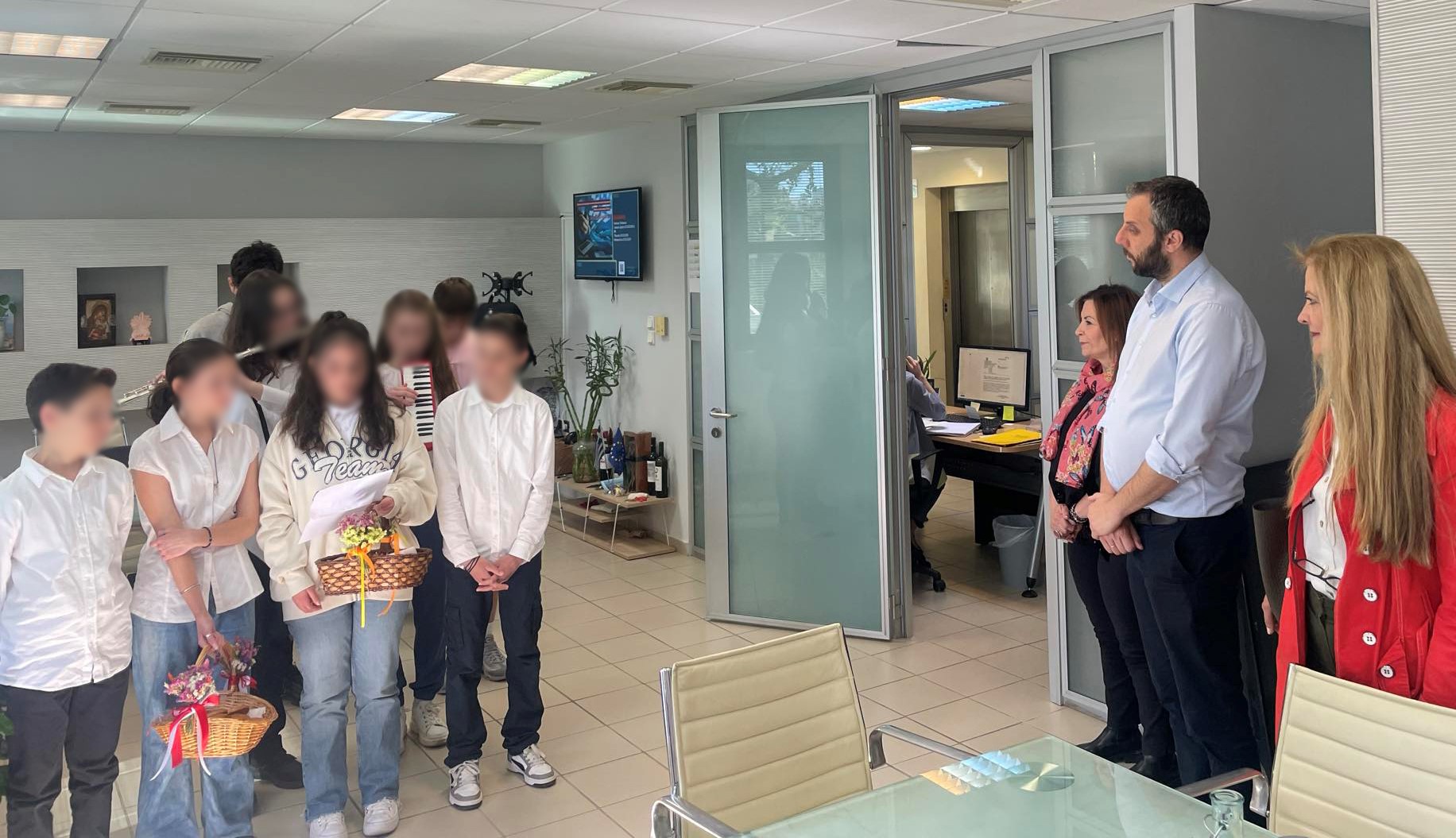 Μαθητές του 3ου Γυμνασίου Βριλησσίων έψαλαν τα κάλαντα του Λαζάρου στον Δήμαρχο Γ. Πισιμίση