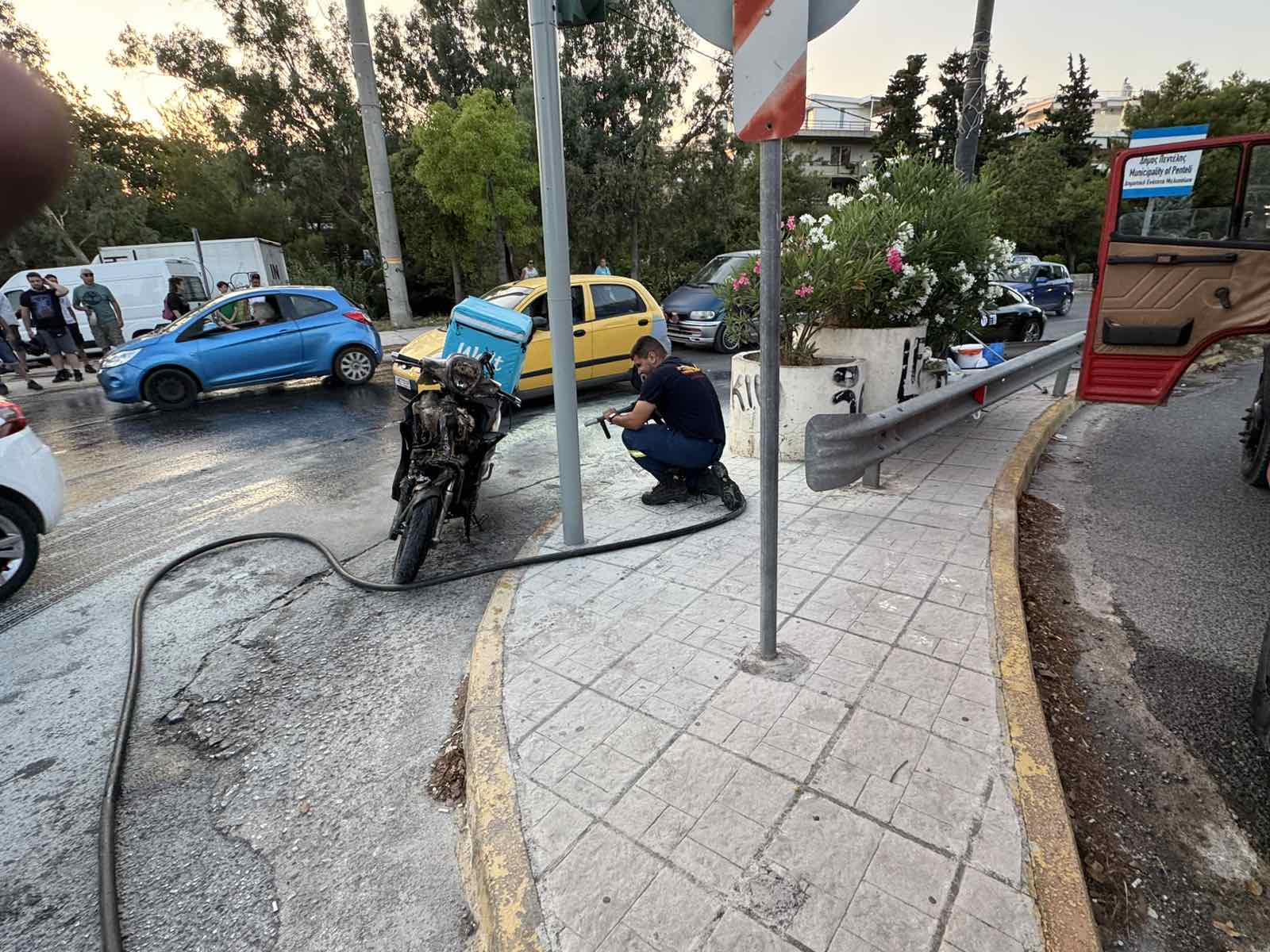 Άμεση επέμβαση της Πολ. Προστασίας του Δήμου Βριλησσίων για την κατάσβεση πυρκαγιάς σε μοτοσυκλέτα στα Μελίσσια