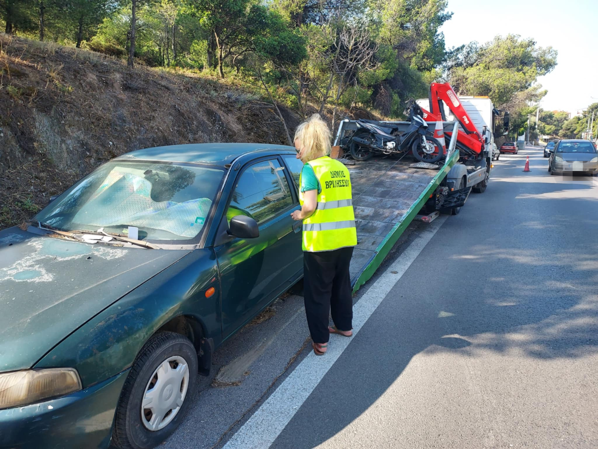 Περισυλλογή εγκαταλελειμμένων οχημάτων από το οδικό δίκτυο των Βριλησσίων