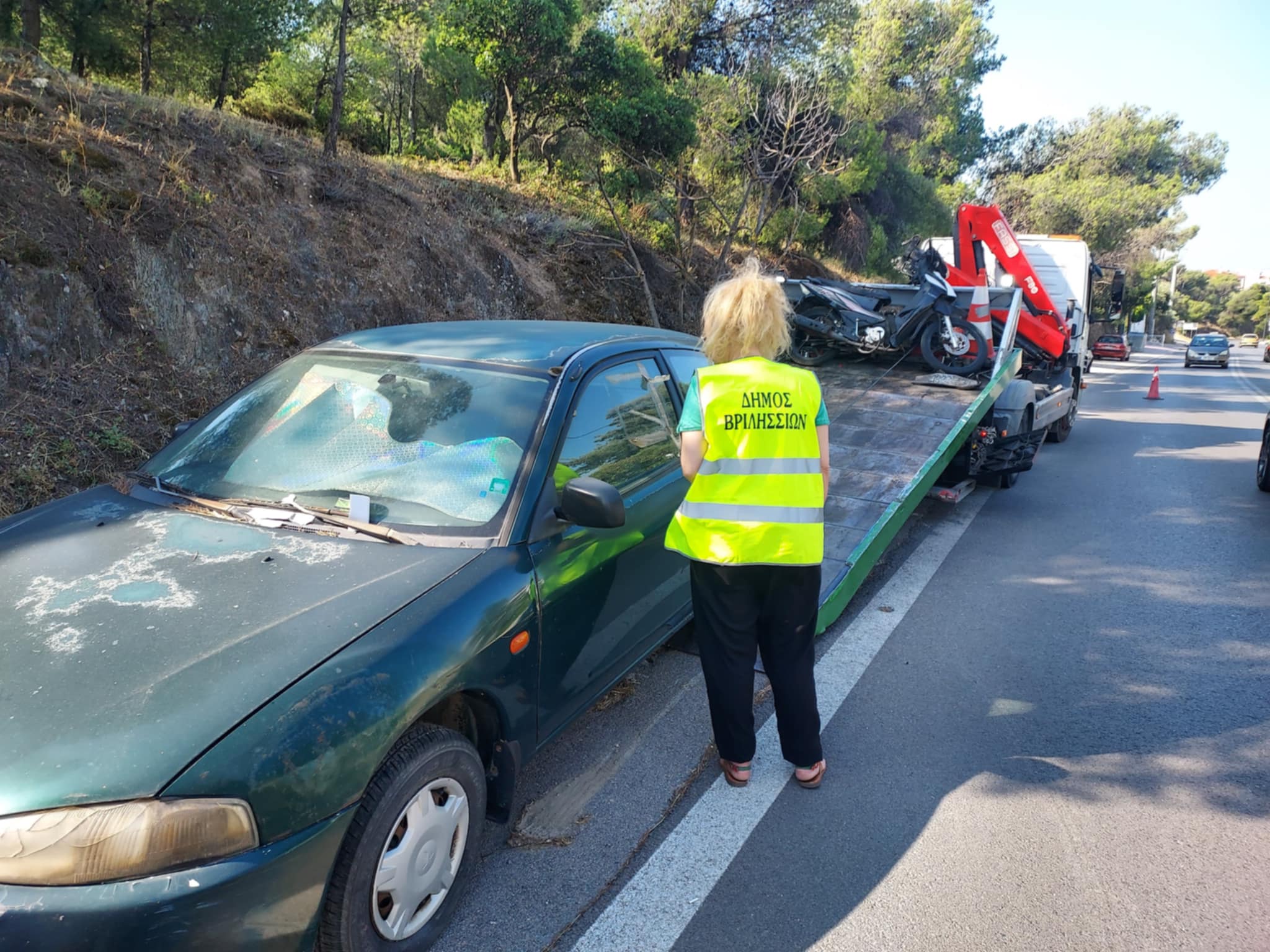 Περισυλλογή εγκαταλελειμμένων οχημάτων από το οδικό δίκτυο των Βριλησσίων