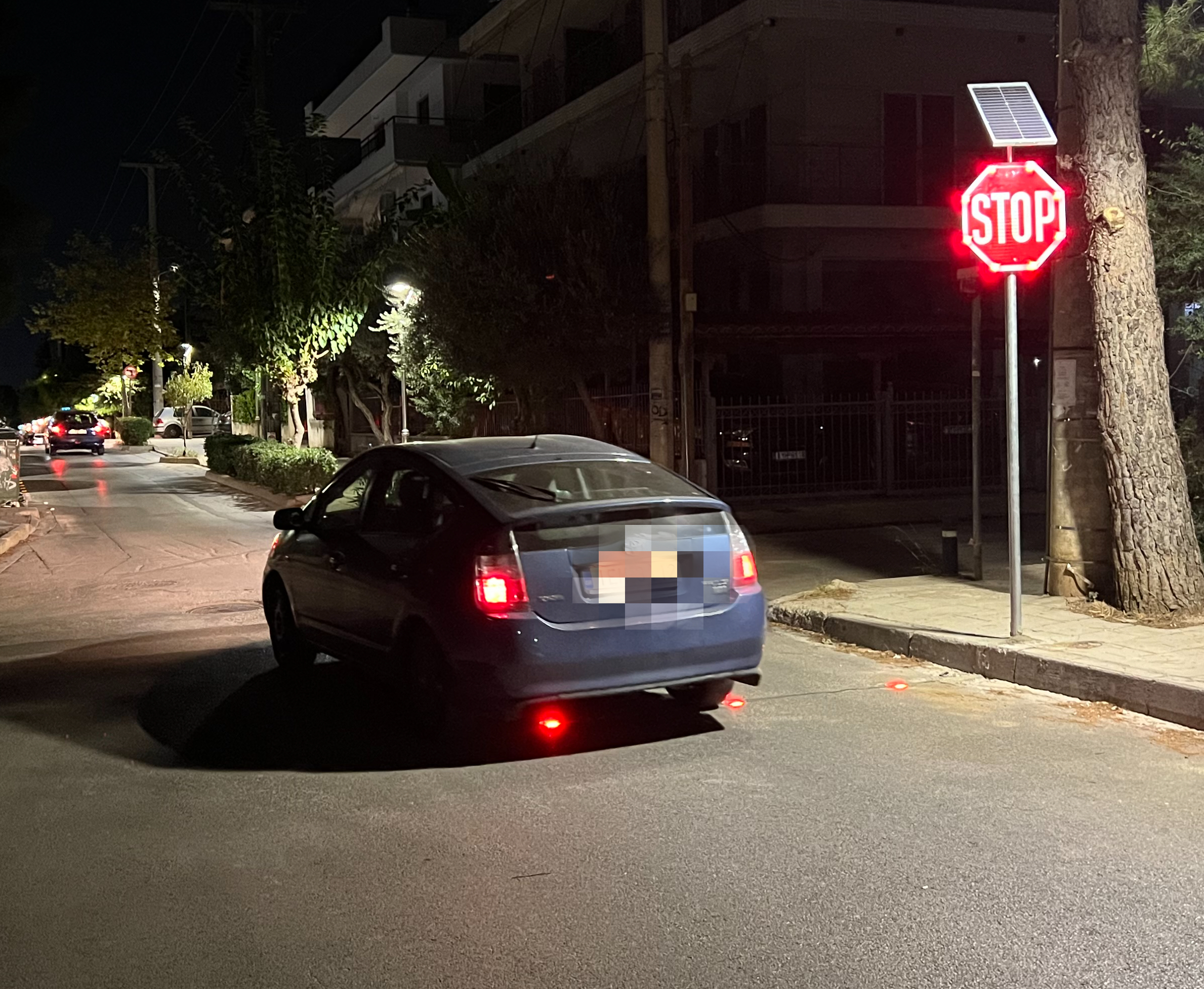 Παλλόμενα STOP και ανακλαστήρες οδοστρώματος σε επικίνδυνες διασταυρώσεις